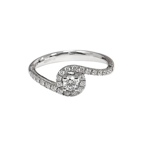 0.26ct VS/F-G Round Cut Shoulder Set Engagement Ring