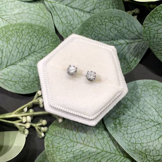 1.04ct SI2/E Round Diamond Earrings