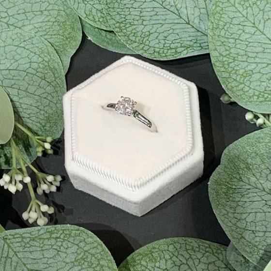 1.00ct VS2/G Round Solitaire Diamond Ring