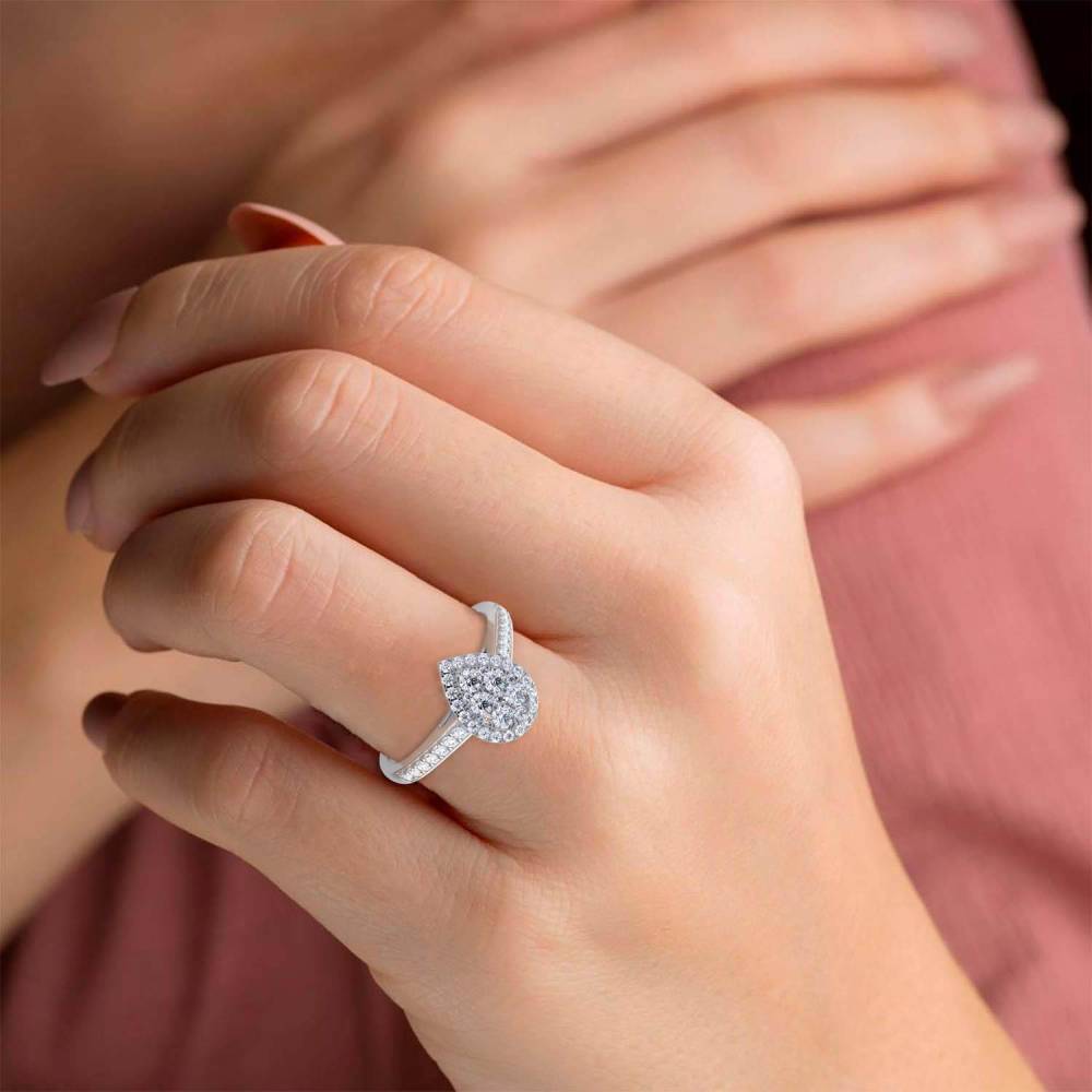 Elegant Round Diamond Cluster Ring W