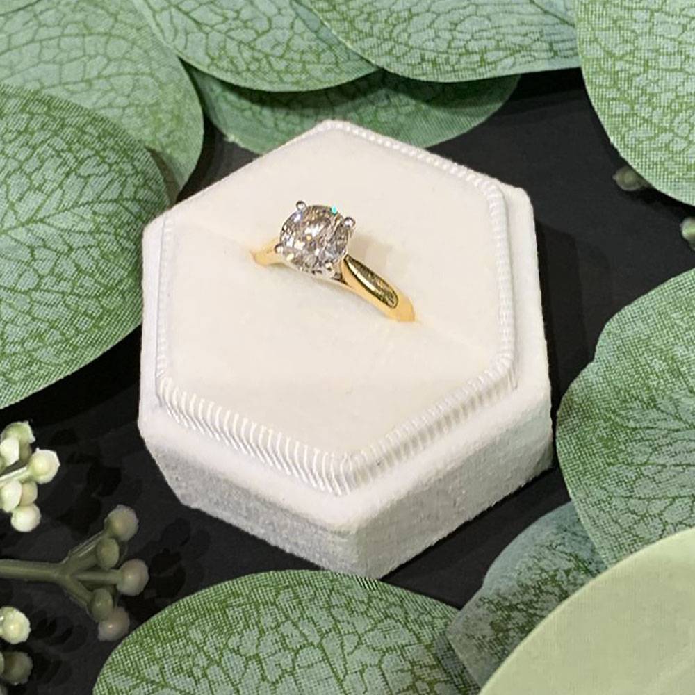 1.64ct SI2/J Round Diamond Solitaire Ring set in Yellow Gold