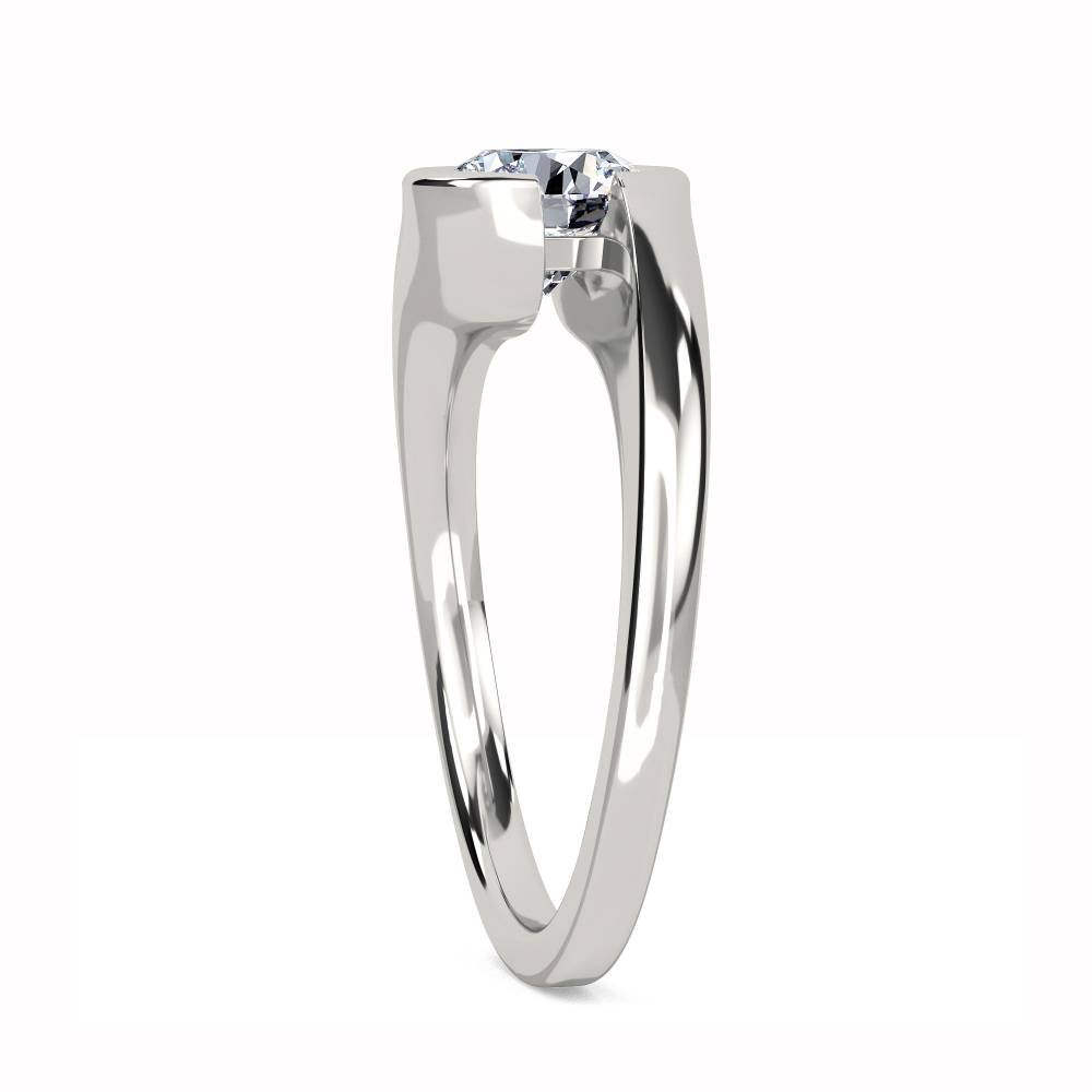 Round Diamond Engagement Ring set in Platinum